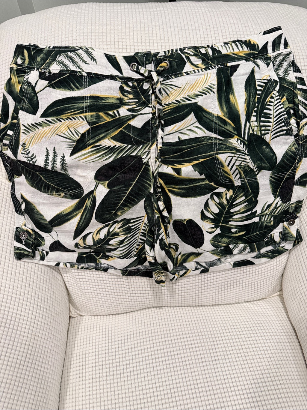 Tropical Leaf Print Womenâs Shorts - Green/White